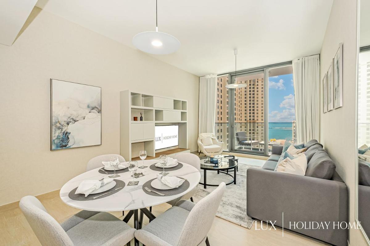 LUX Contemporary Suite with Full Marina View 3