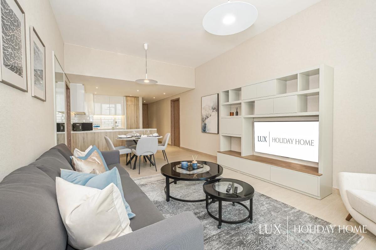 LUX Contemporary Suite with Full Marina View 3