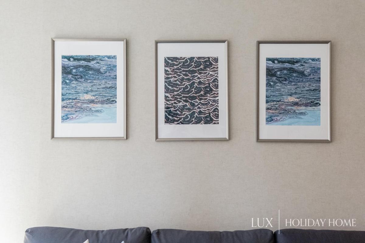 LUX Contemporary Suite with Full Marina View 3