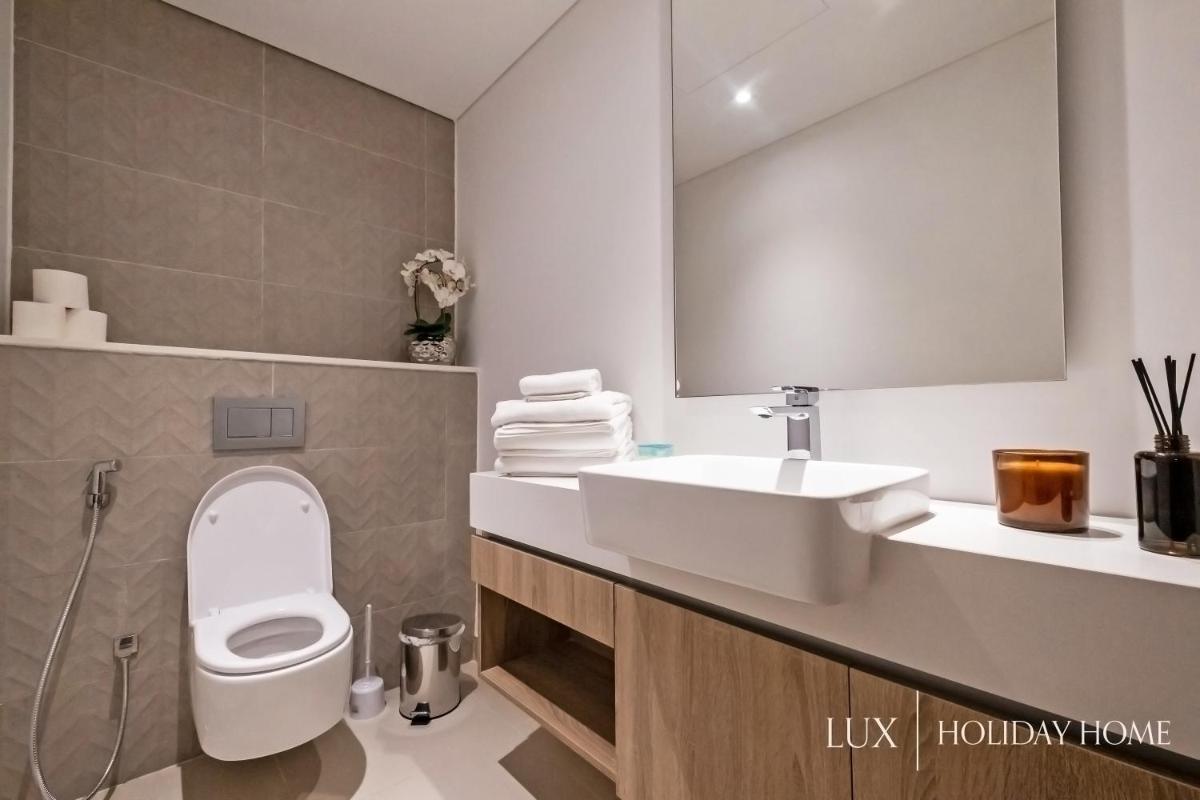 LUX Contemporary Suite with Full Marina View 3