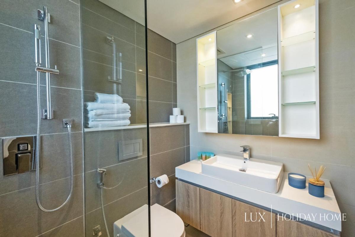 LUX Contemporary Suite with Full Marina View 3