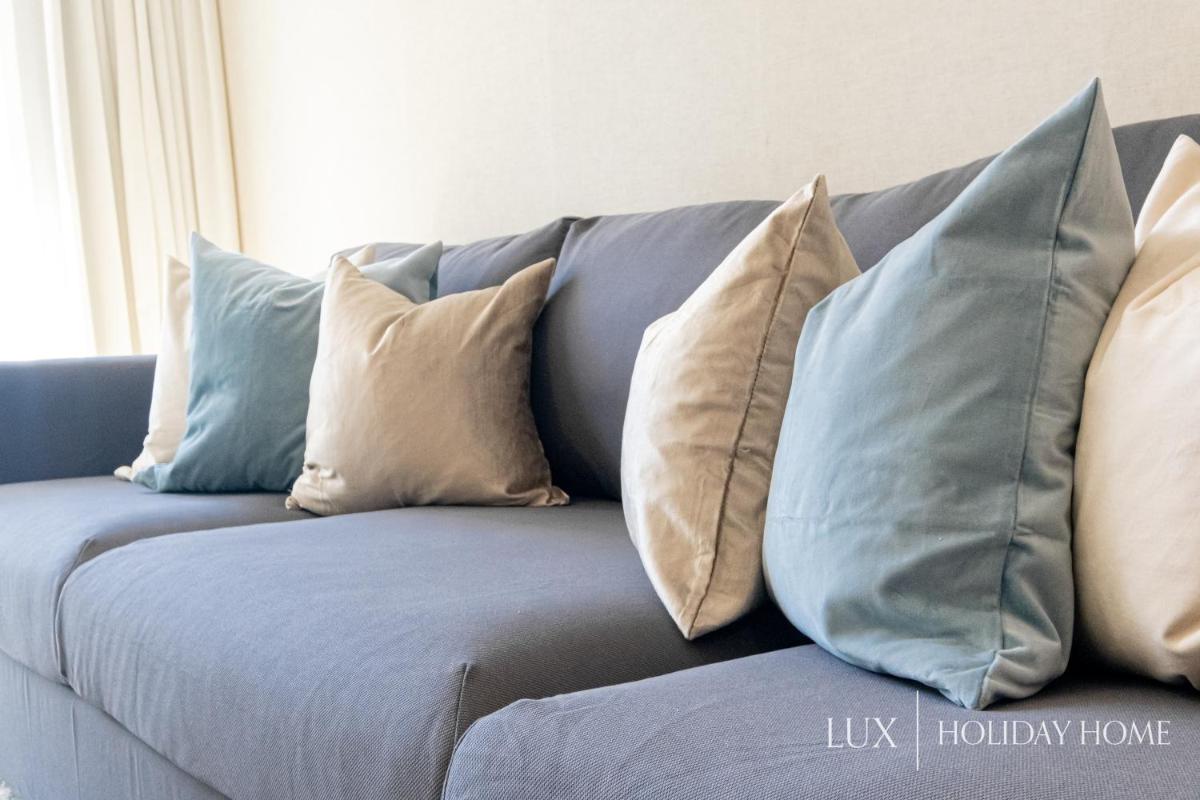 LUX Contemporary Suite with Full Marina View 3
