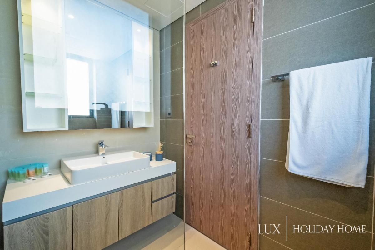 LUX Contemporary Suite with Full Marina View 3