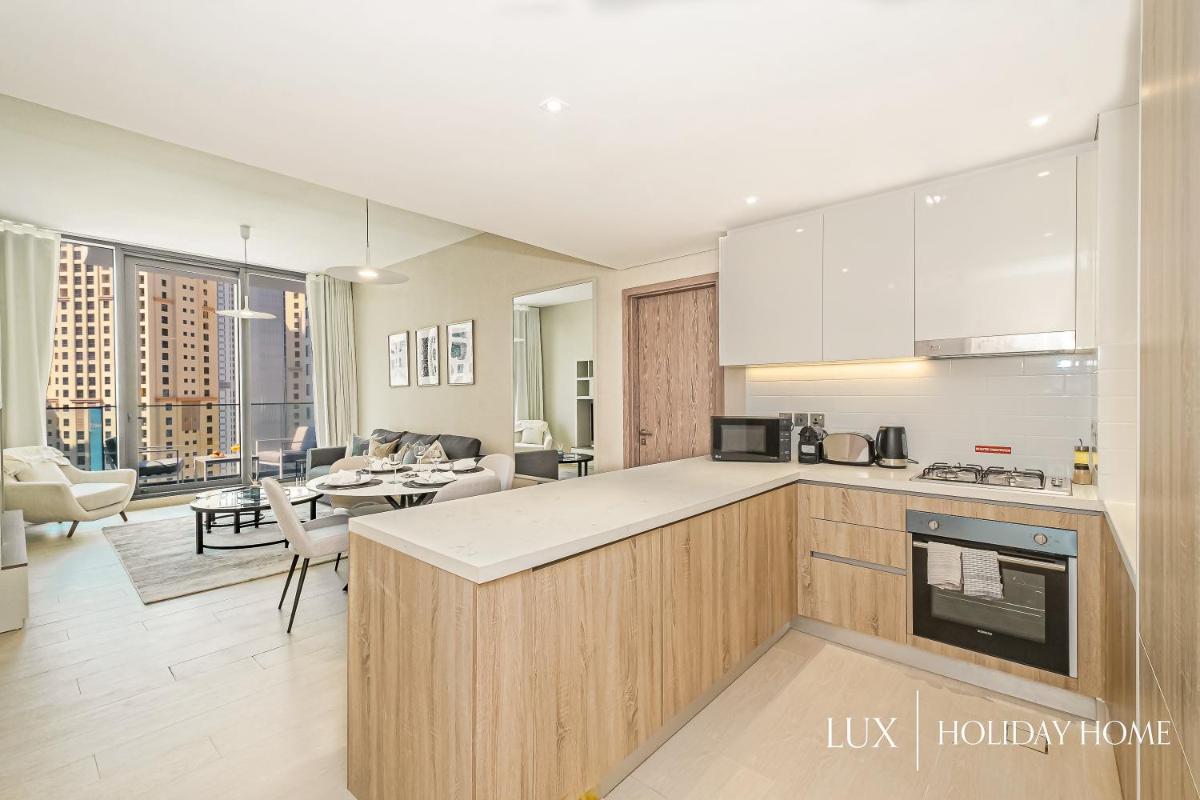 LUX Contemporary Suite with Full Marina View 3