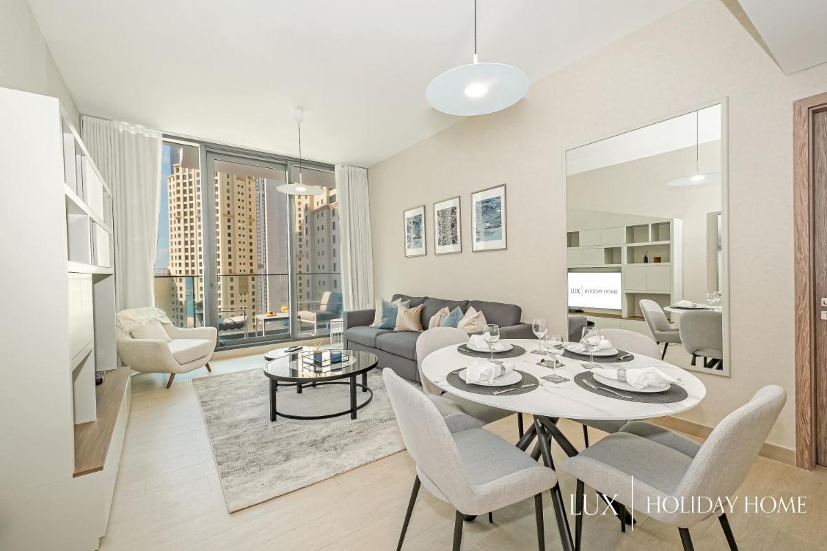 LUX Contemporary Suite with Full Marina View 3