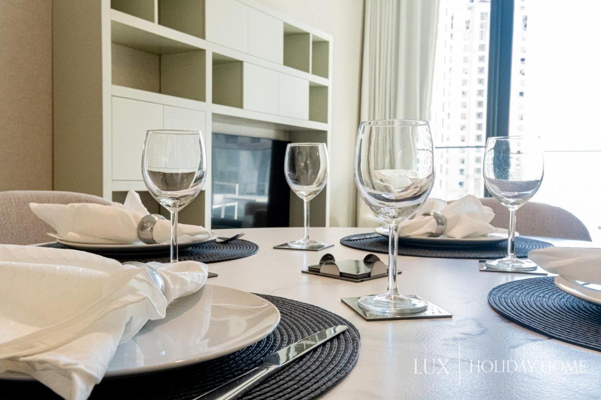 LUX Contemporary Suite with Full Marina View 3