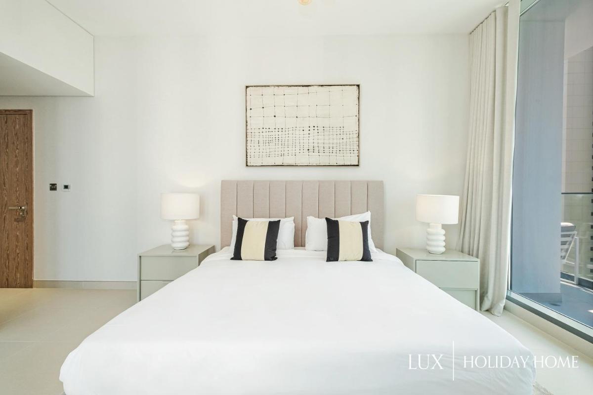 LUX Contemporary Suite with Full Marina View 3