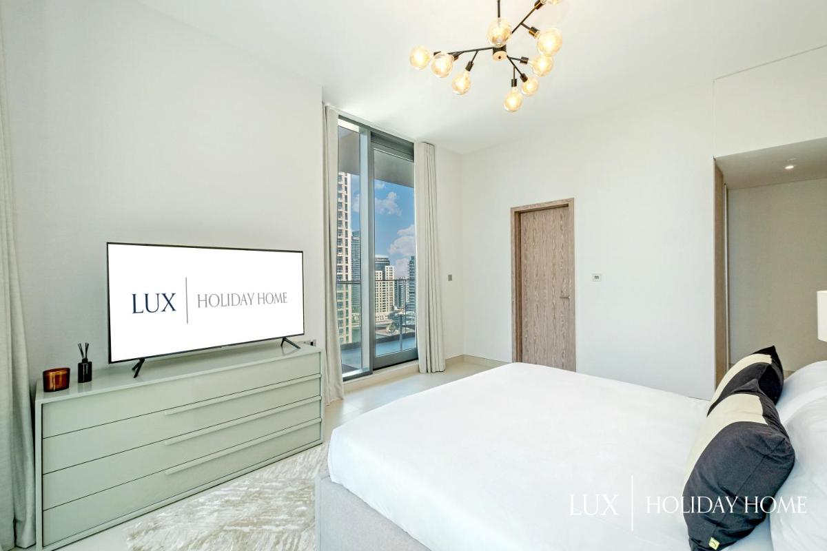 LUX Contemporary Suite with Full Marina View 3