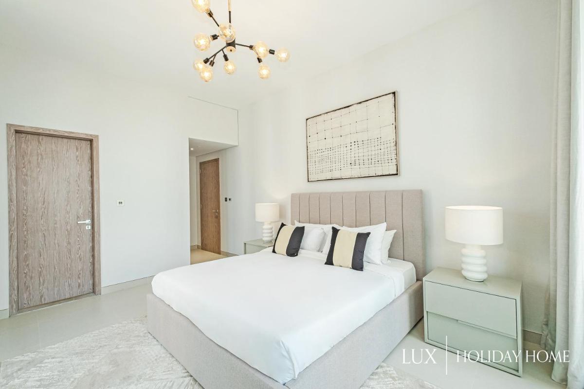 LUX Contemporary Suite with Full Marina View 3