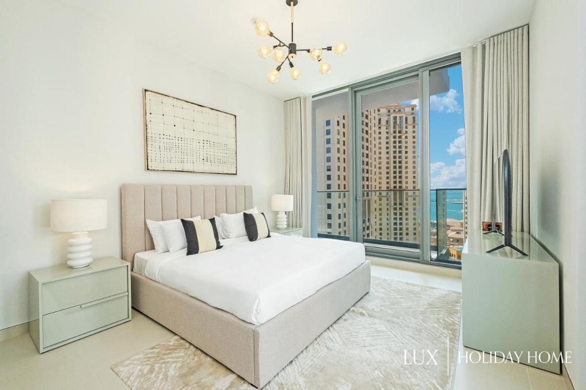LUX Contemporary Suite with Full Marina View 3