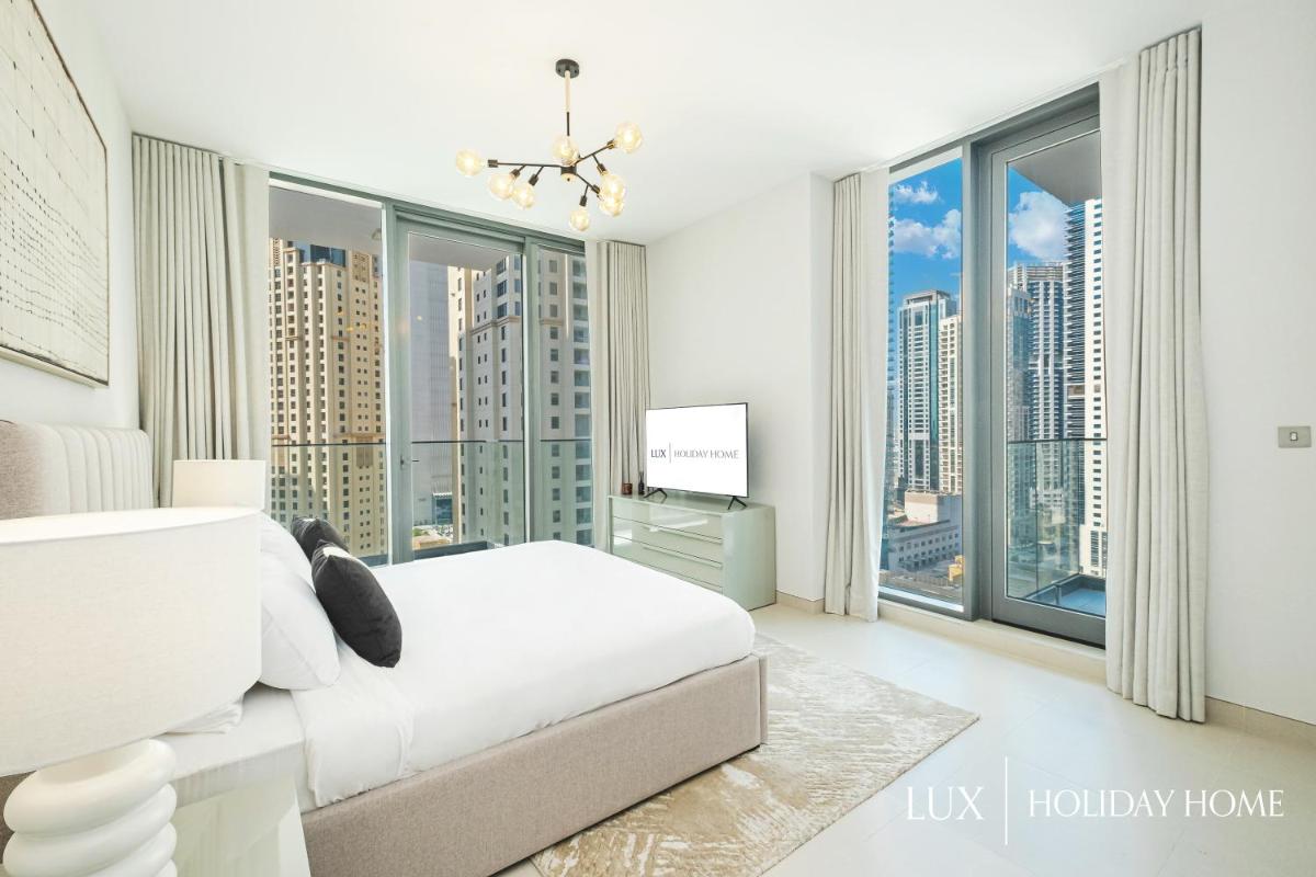 LUX Contemporary Suite with Full Marina View 3