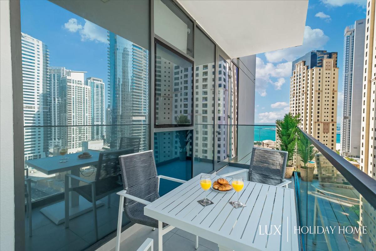 LUX Contemporary Suite with Full Marina View 3