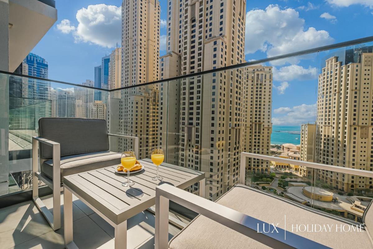 LUX Contemporary Suite with Full Marina View 3