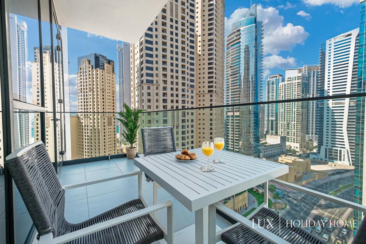 LUX Contemporary Suite with Full Marina View 3