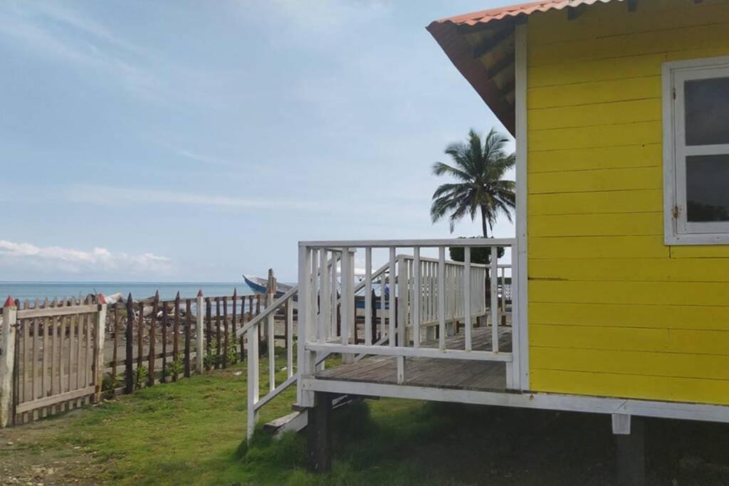 La Casa Amarilla (Sobre las playas del mar Caribe)