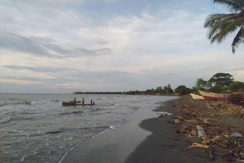 La Casa Amarilla (Sobre las playas del mar Caribe)