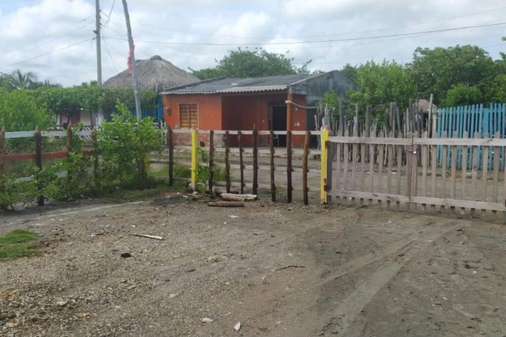 La Casa Amarilla (Sobre las playas del mar Caribe)