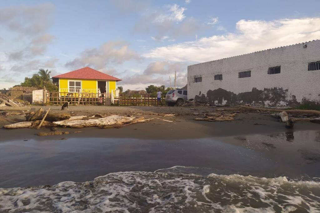 La Casa Amarilla (Sobre las playas del mar Caribe)