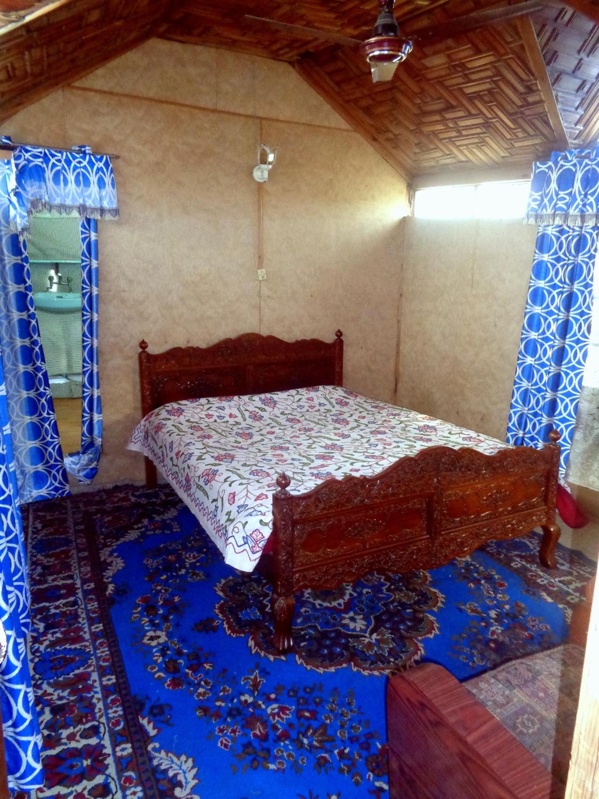 Raja's Palace Houseboat - Kashmir view 5
