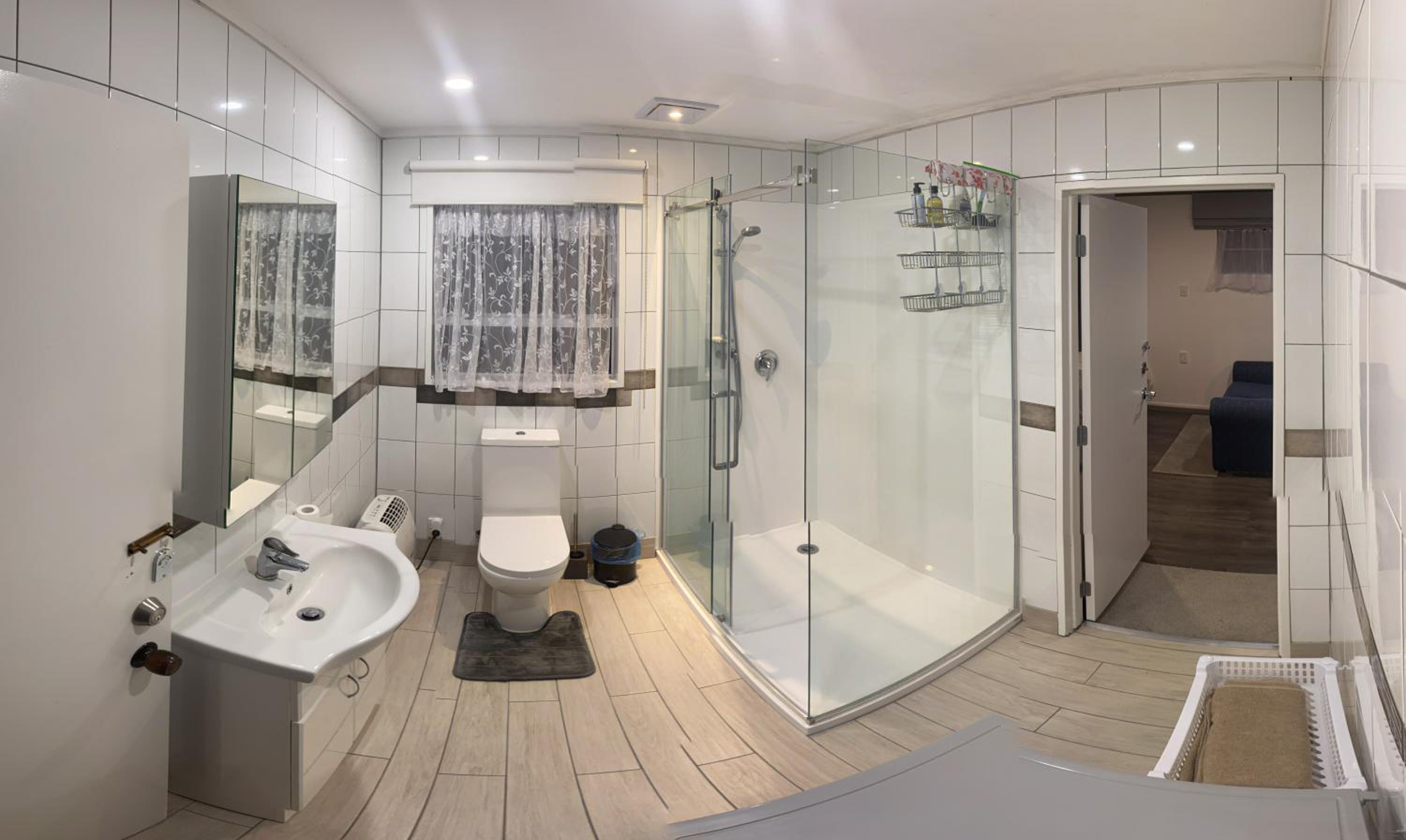 Self Contained Unit, Private Bathroom, Private Entrance, Close to Shops & Hospital Homestay view 3