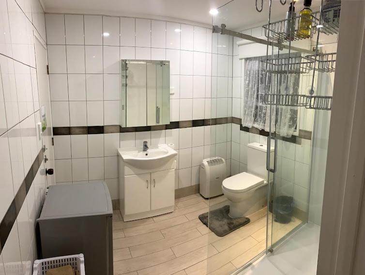 Self Contained Unit, Private Bathroom, Private Entrance, Close to Shops & Hospital Homestay view 5