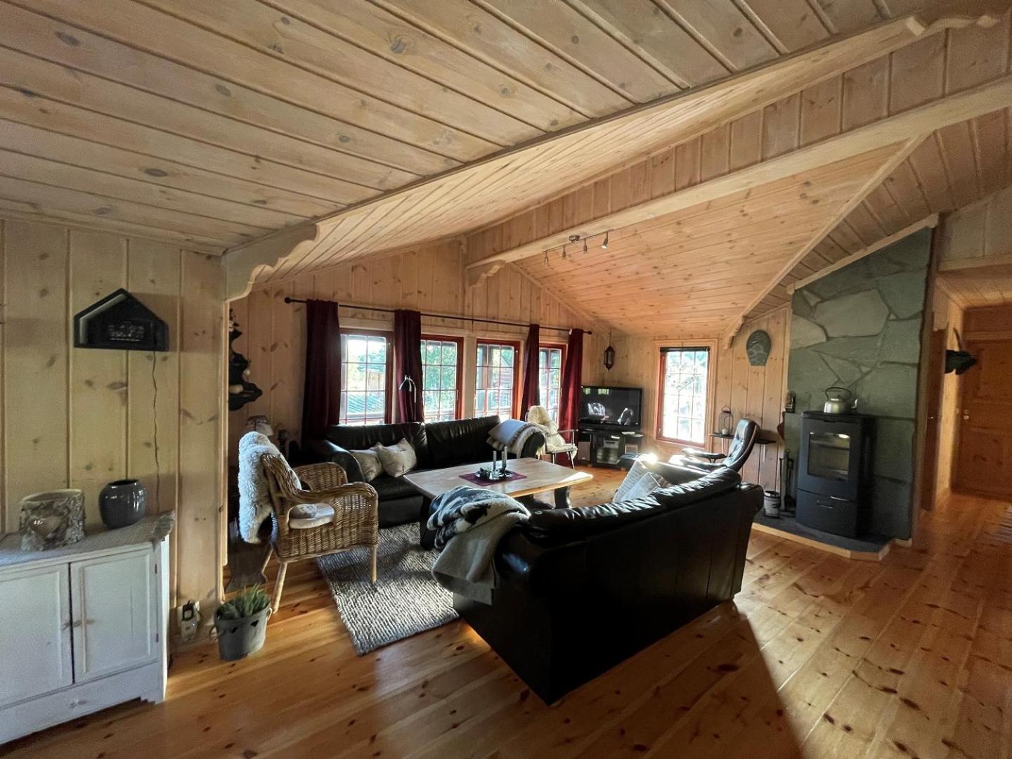 Sundebu, Spacious 5-Bedroom mountain cabin near Ski and Hiking view 3