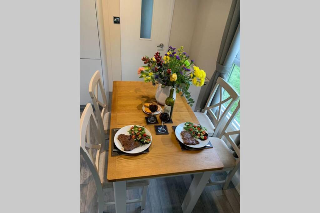 Hotel Nightingale Lodge with Hot Tub - Image 1