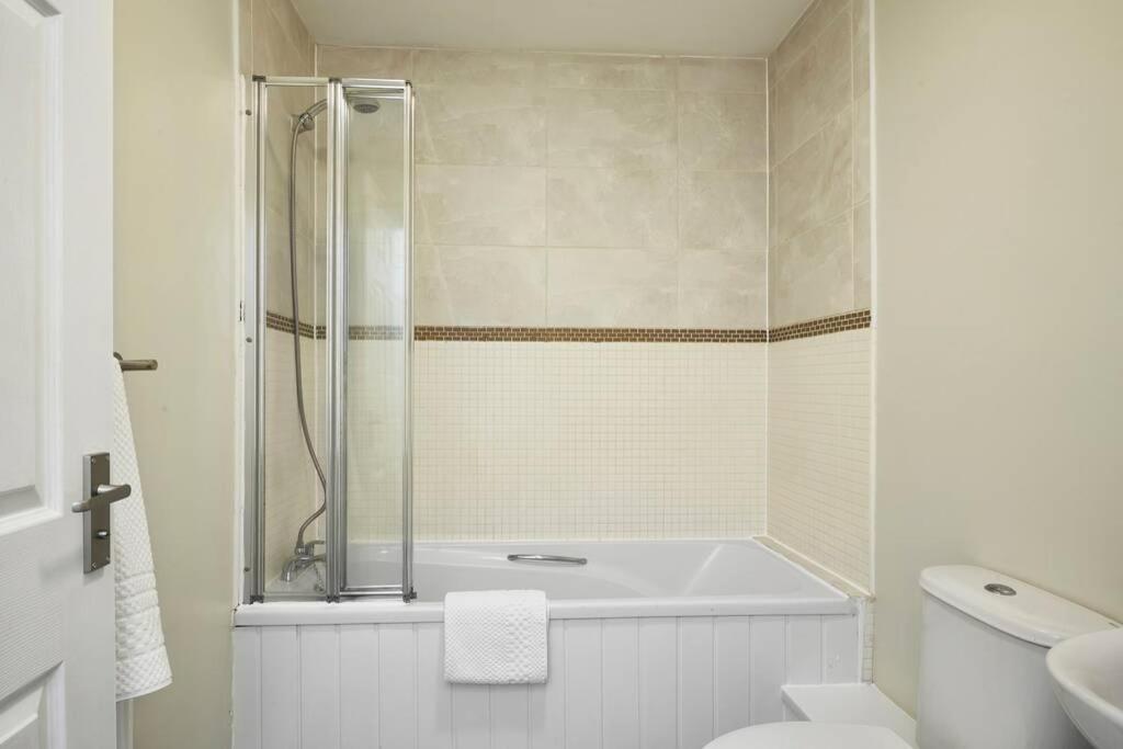 Halifax Gorgeous New Home - 3 bedrooms view 5