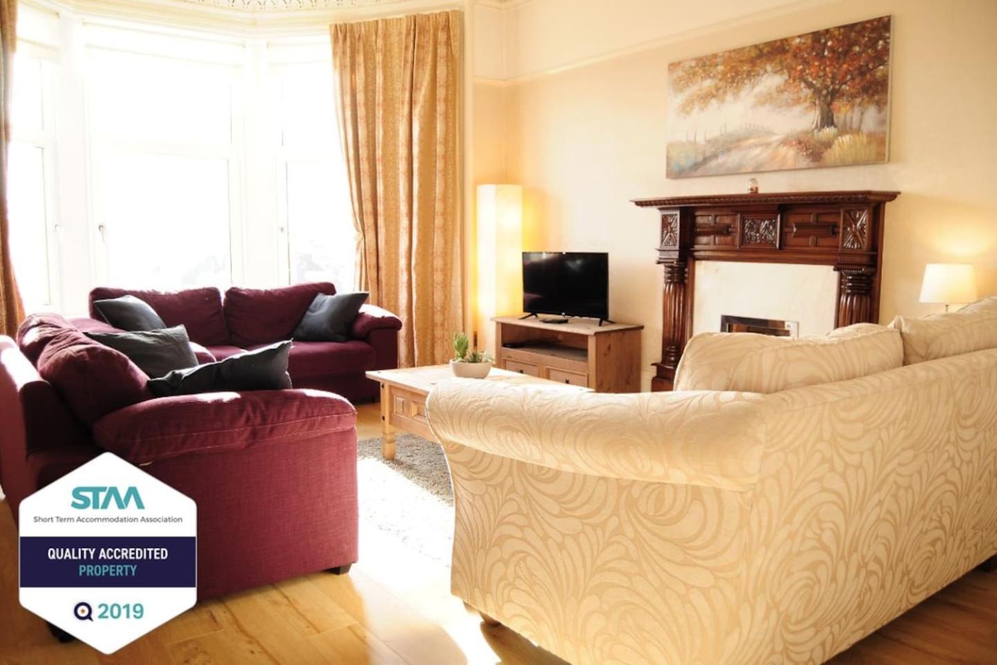 A Spacious Flat with Character - Private Car Space view 2