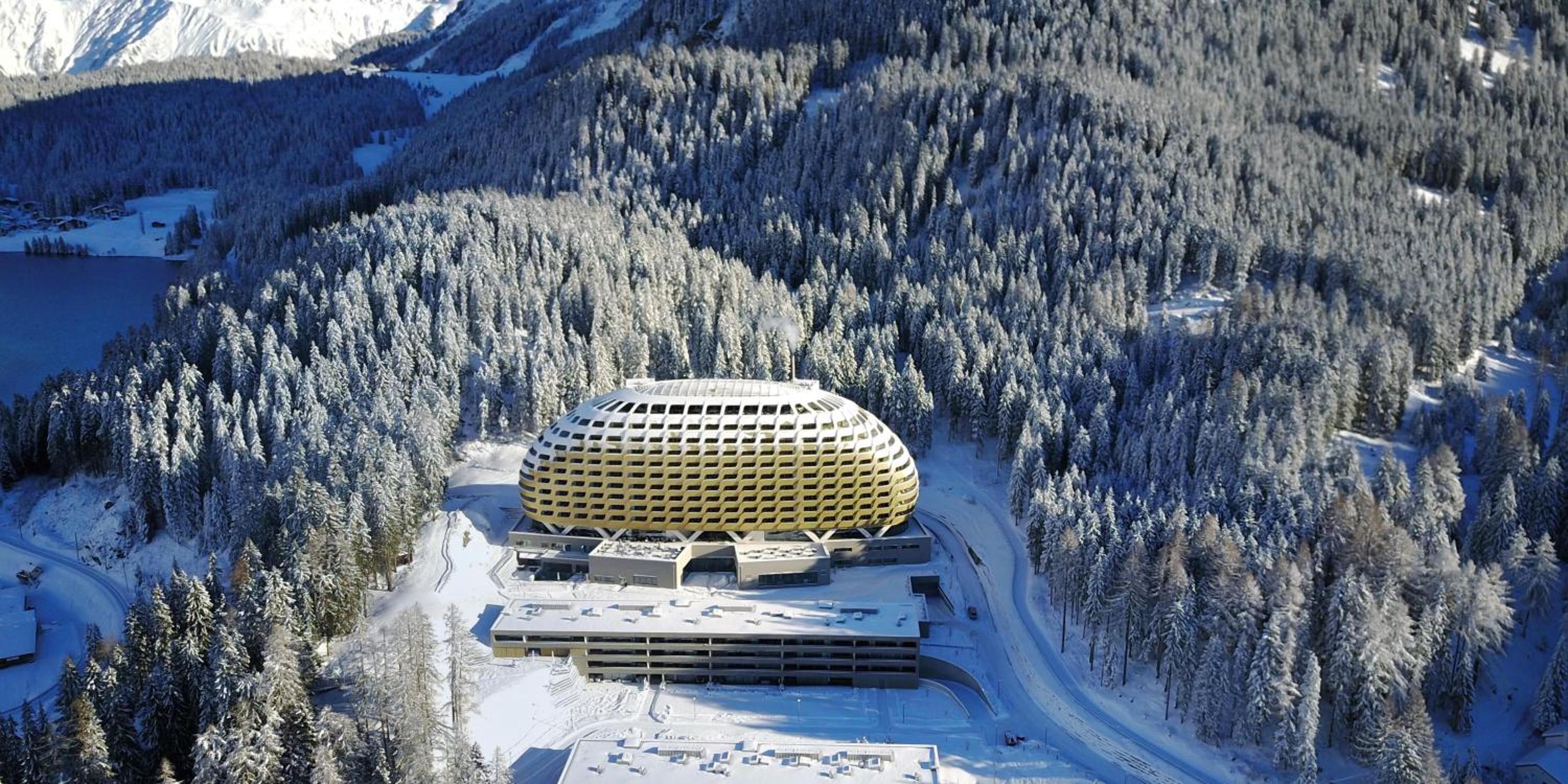Luxury Davos Apt for 4 with Panorama Terrace & 5-star Hotel Spa Access view 2