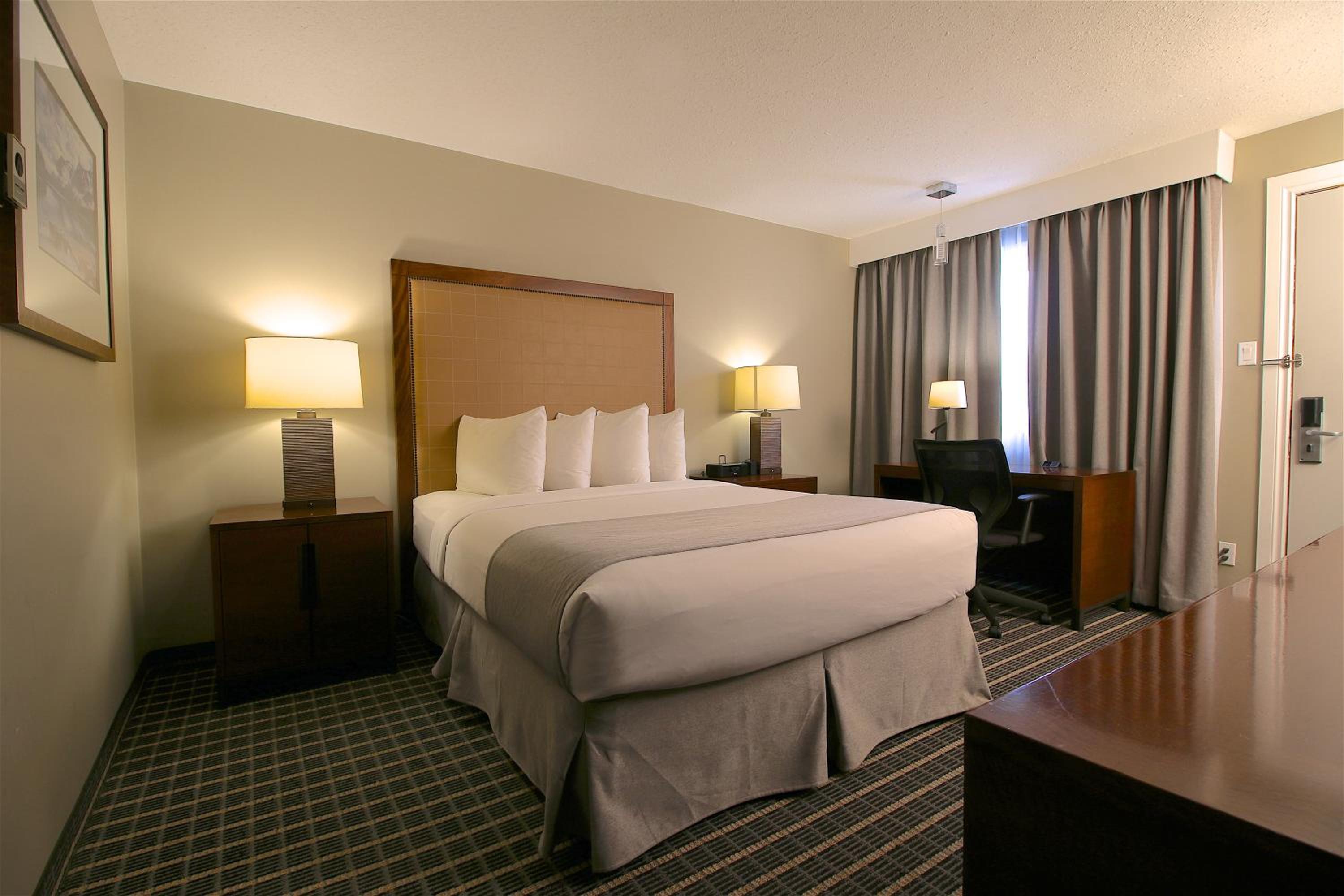 Medicine Hat Vacations - Clarion Pointe - Property Image 11