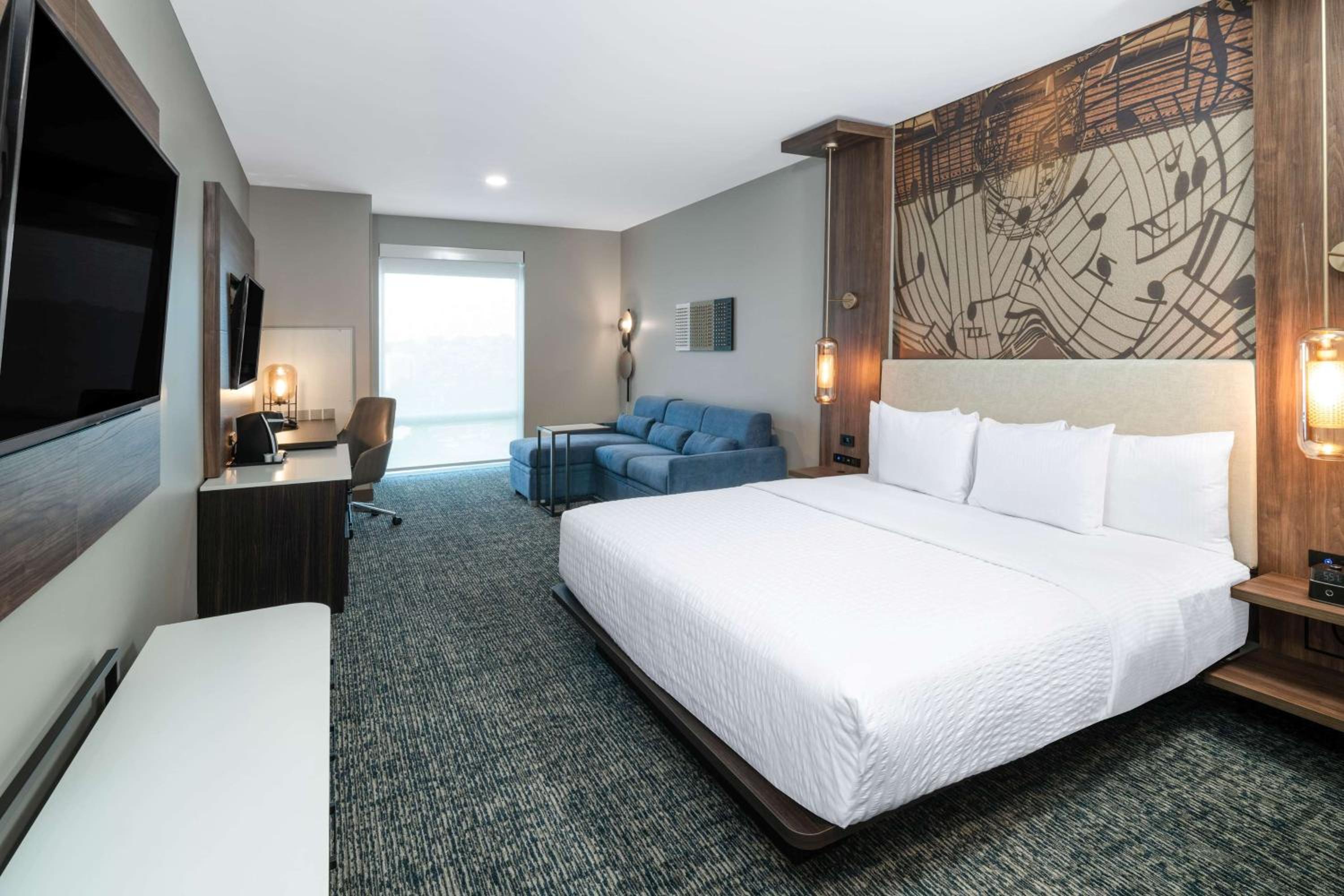 La Quinta Inn & Suites by Wyndham Nashville Downtown Stadium 3