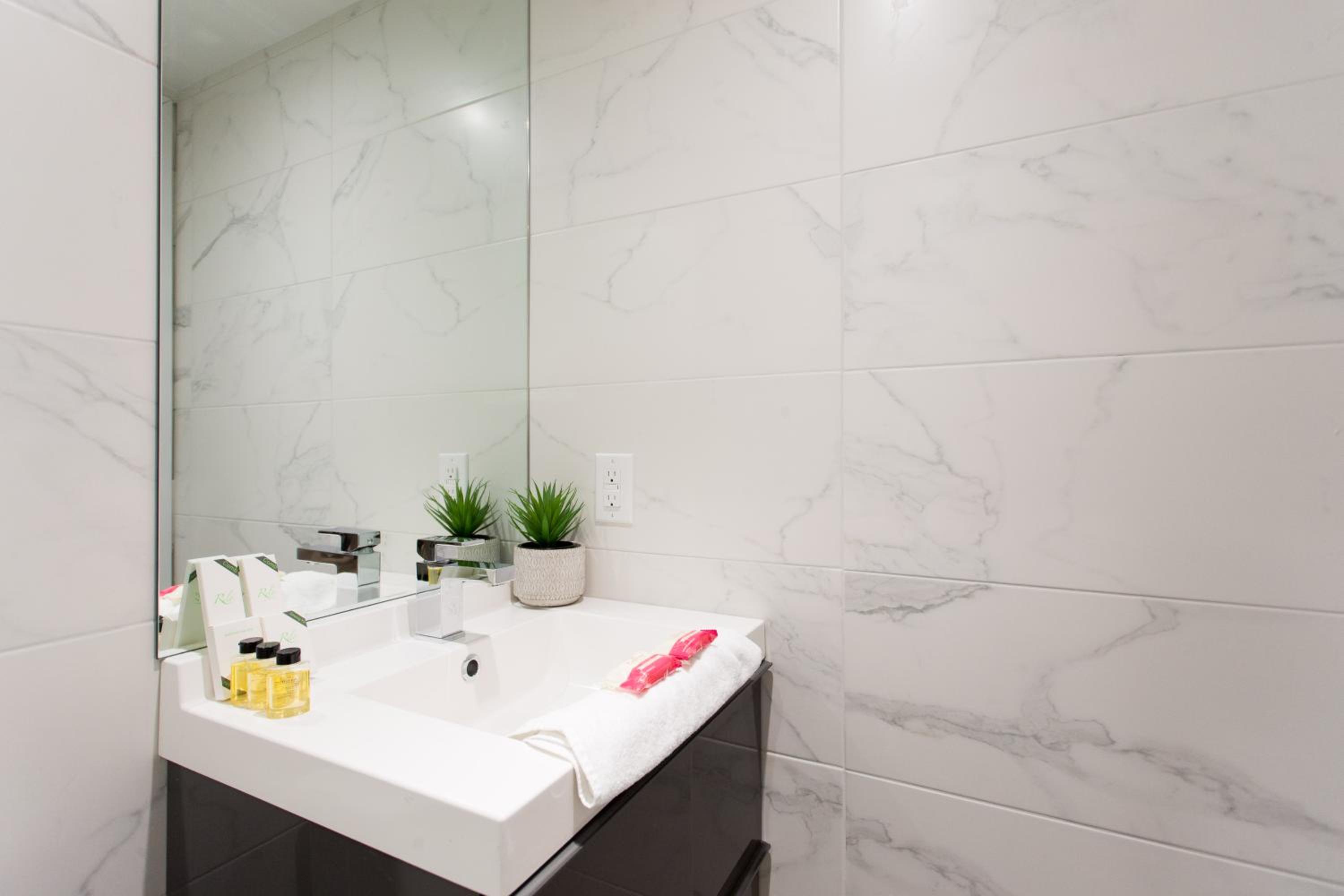 Blue Oasis Studio with Full Kitchen and Bath by Den Stays
