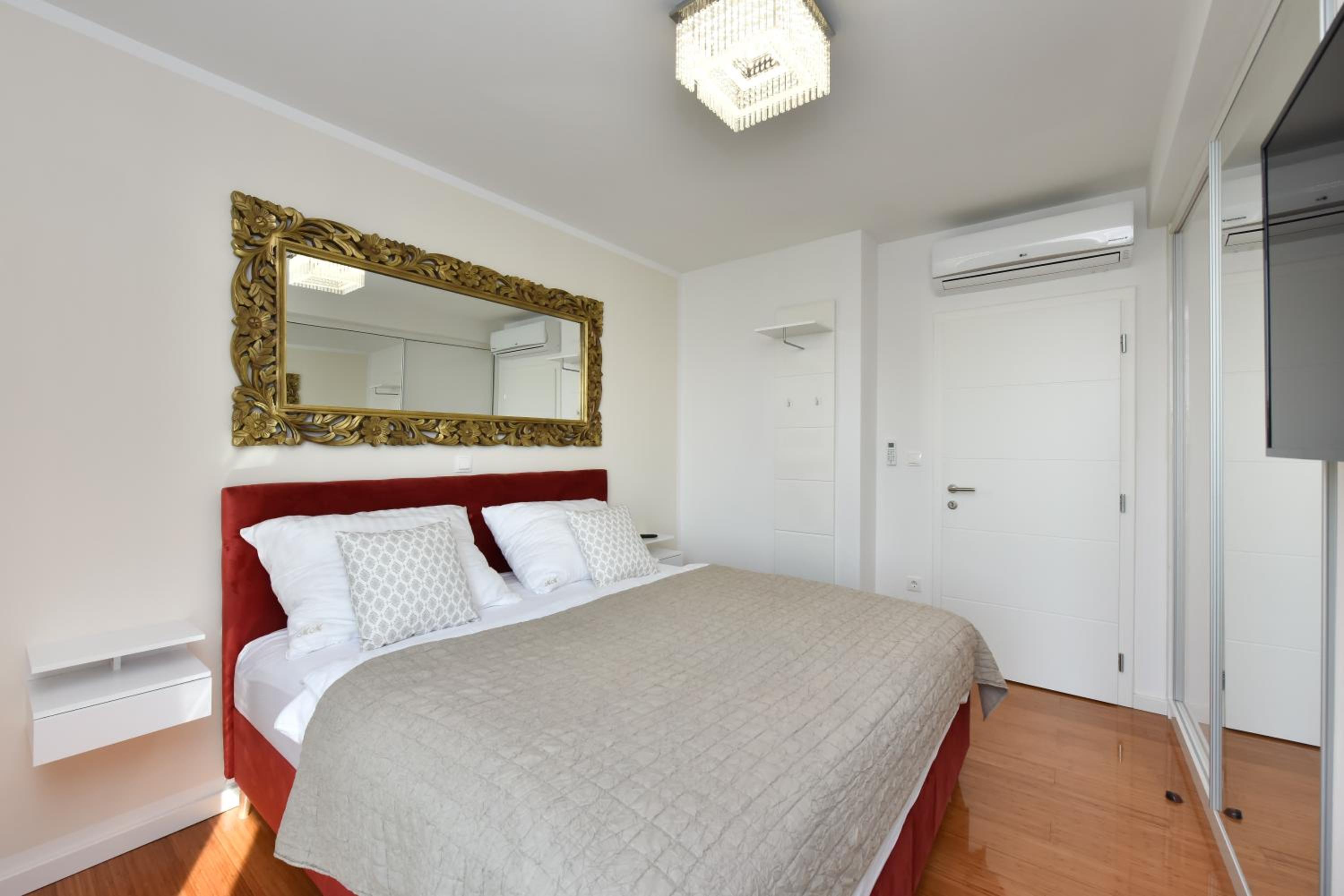 MM Luxury Apartments GOLD & RUBIN