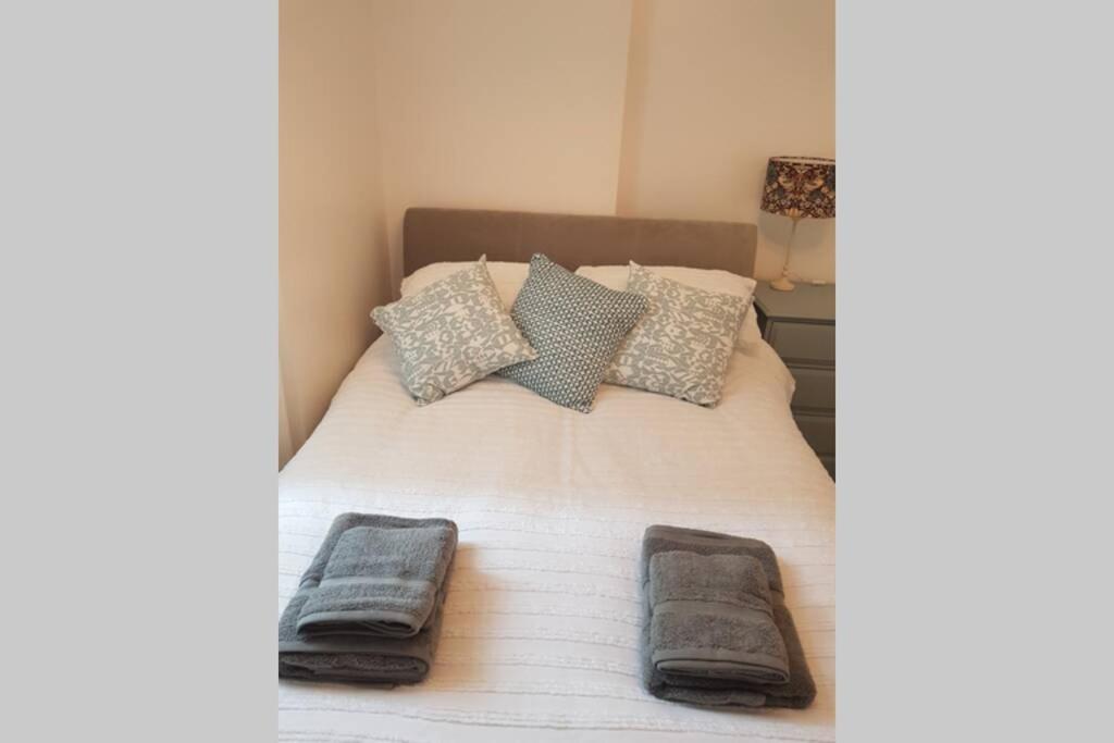 St Ives apartment private parking with garden 10 minute walk into town and beach view 2