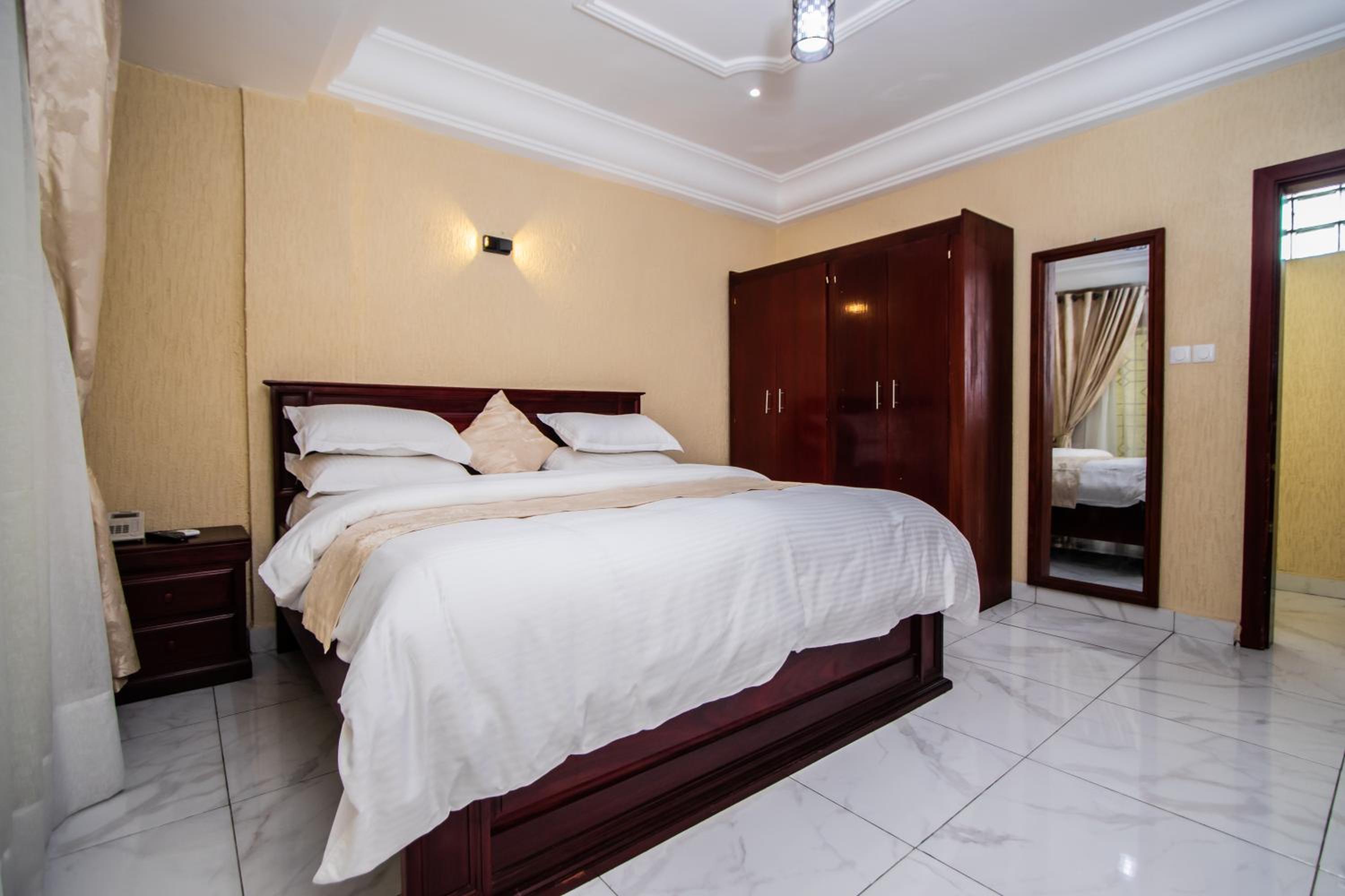 Residence Le Bonheur - 2 Bed Apartment by Douala Mall/Airport