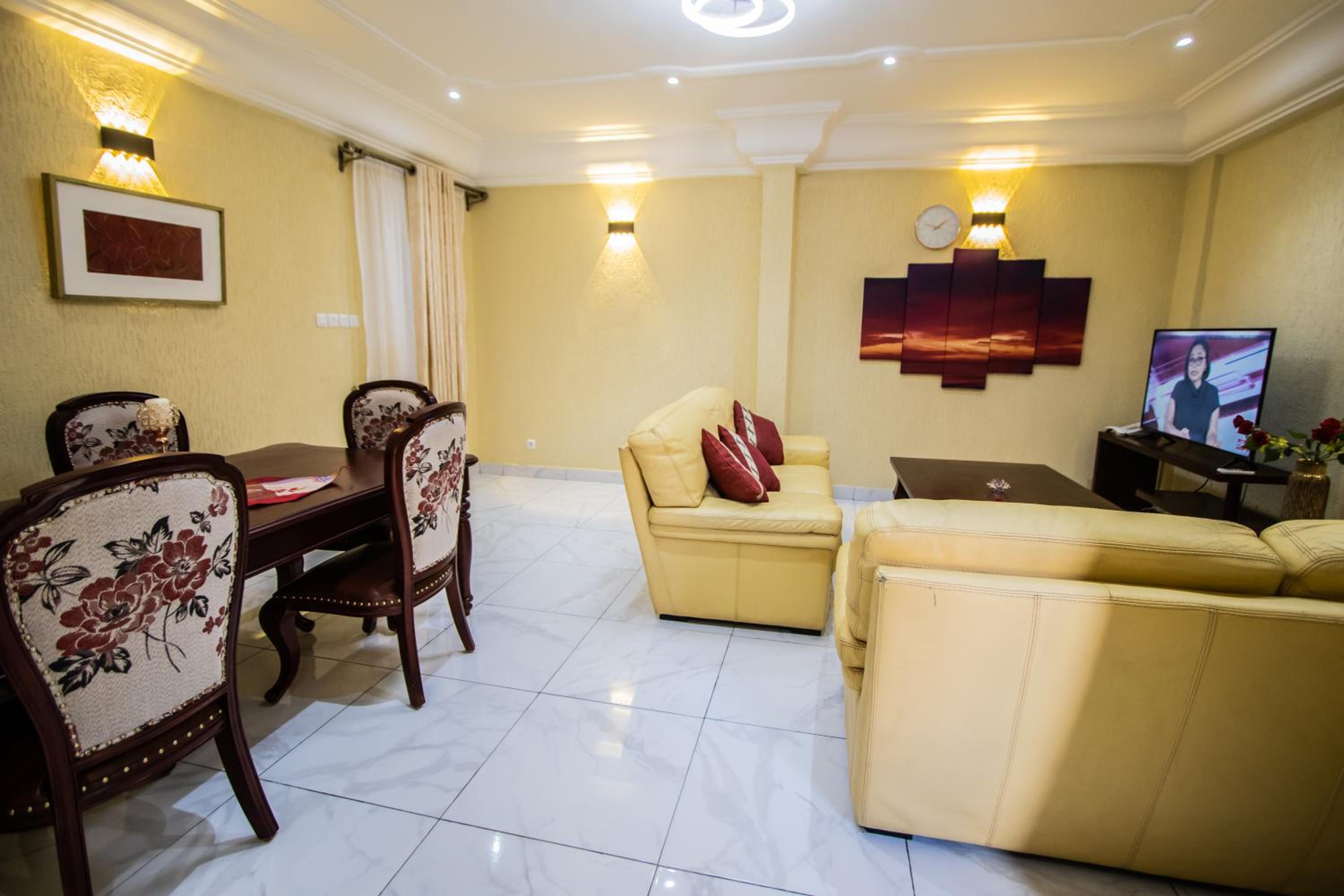 Residence Le Bonheur - 2 Bed Apartment by Douala Mall/Airport