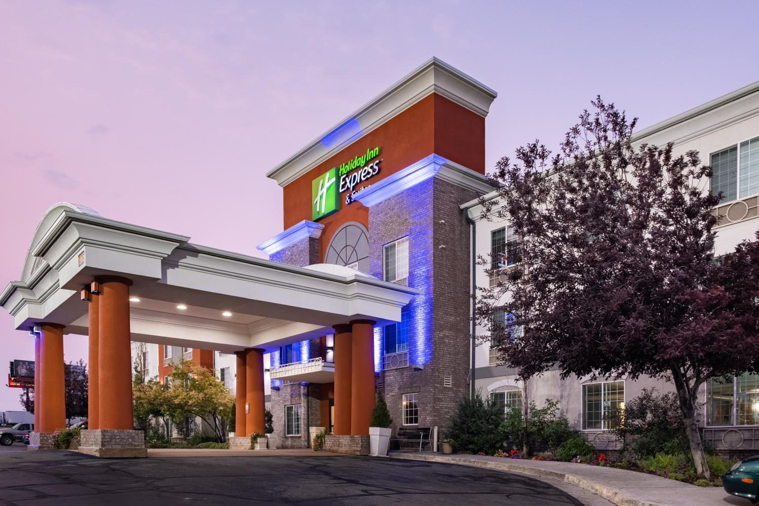 Evanston Vacations - Holiday Inn Express Hotel  Suites Evanston, an IHG Hotel - Property Image 1
