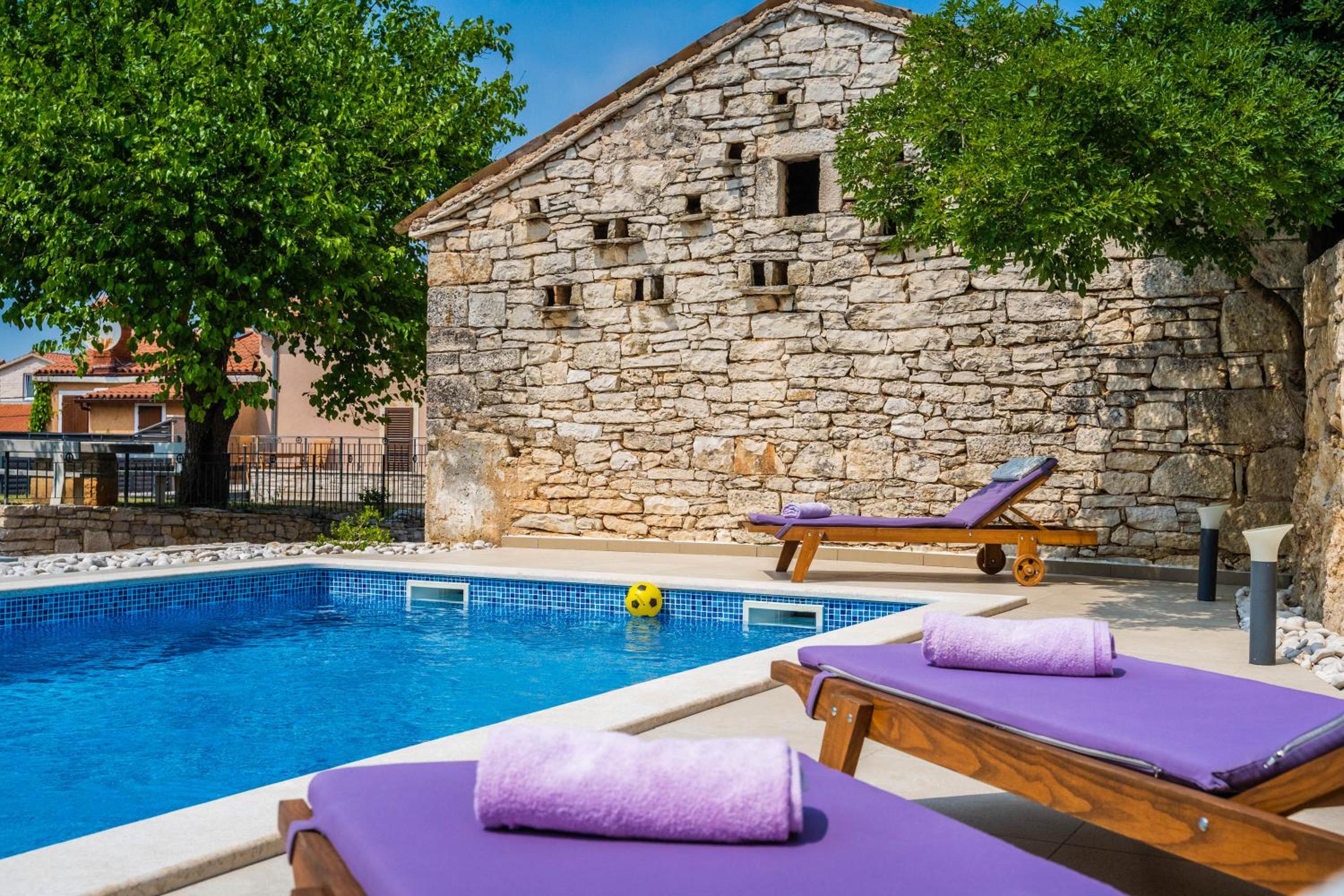 LUXURY VILLA ON SPACIOUS PRIVATE PROPERTY view 5