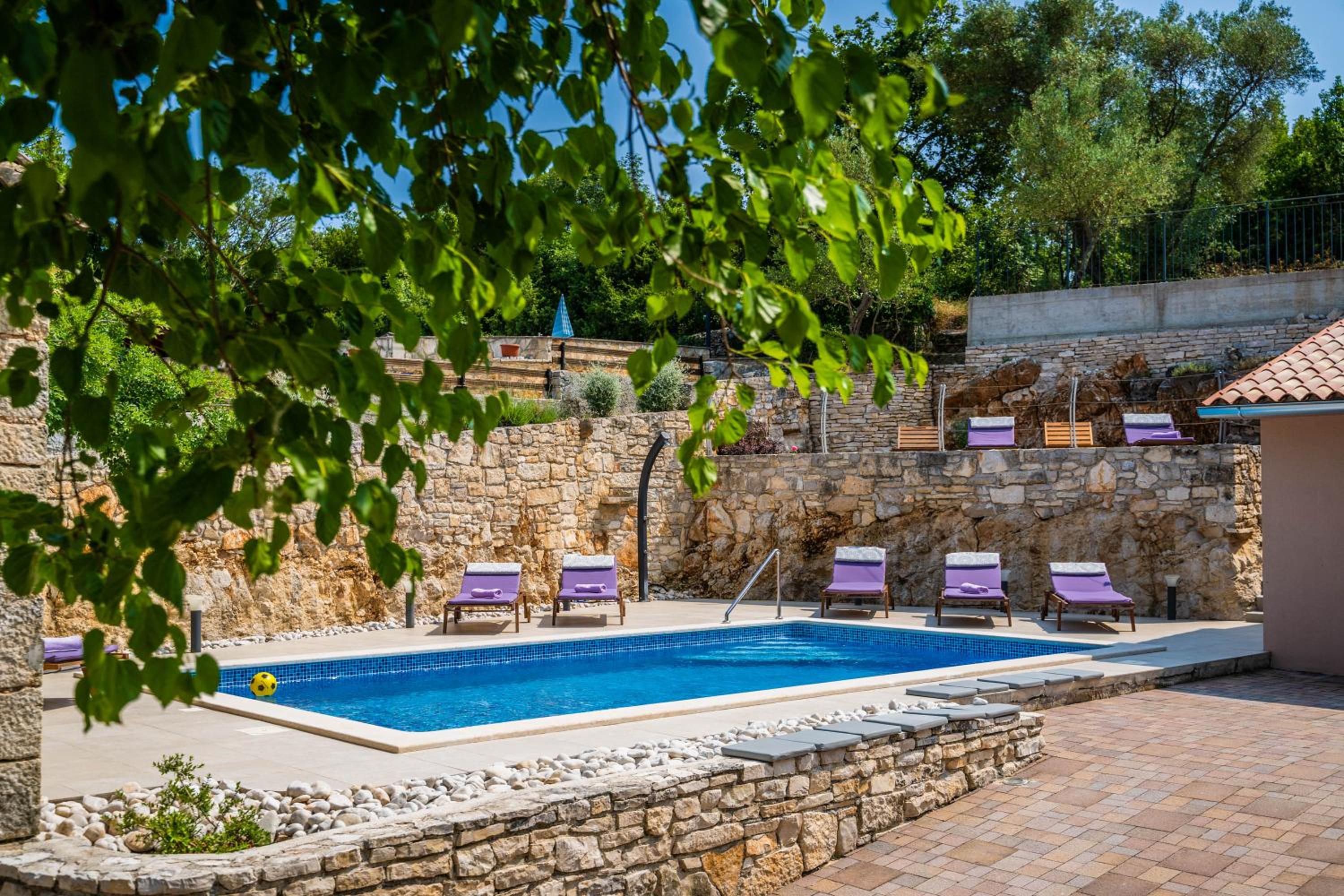 LUXURY VILLA ON SPACIOUS PRIVATE PROPERTY view 2