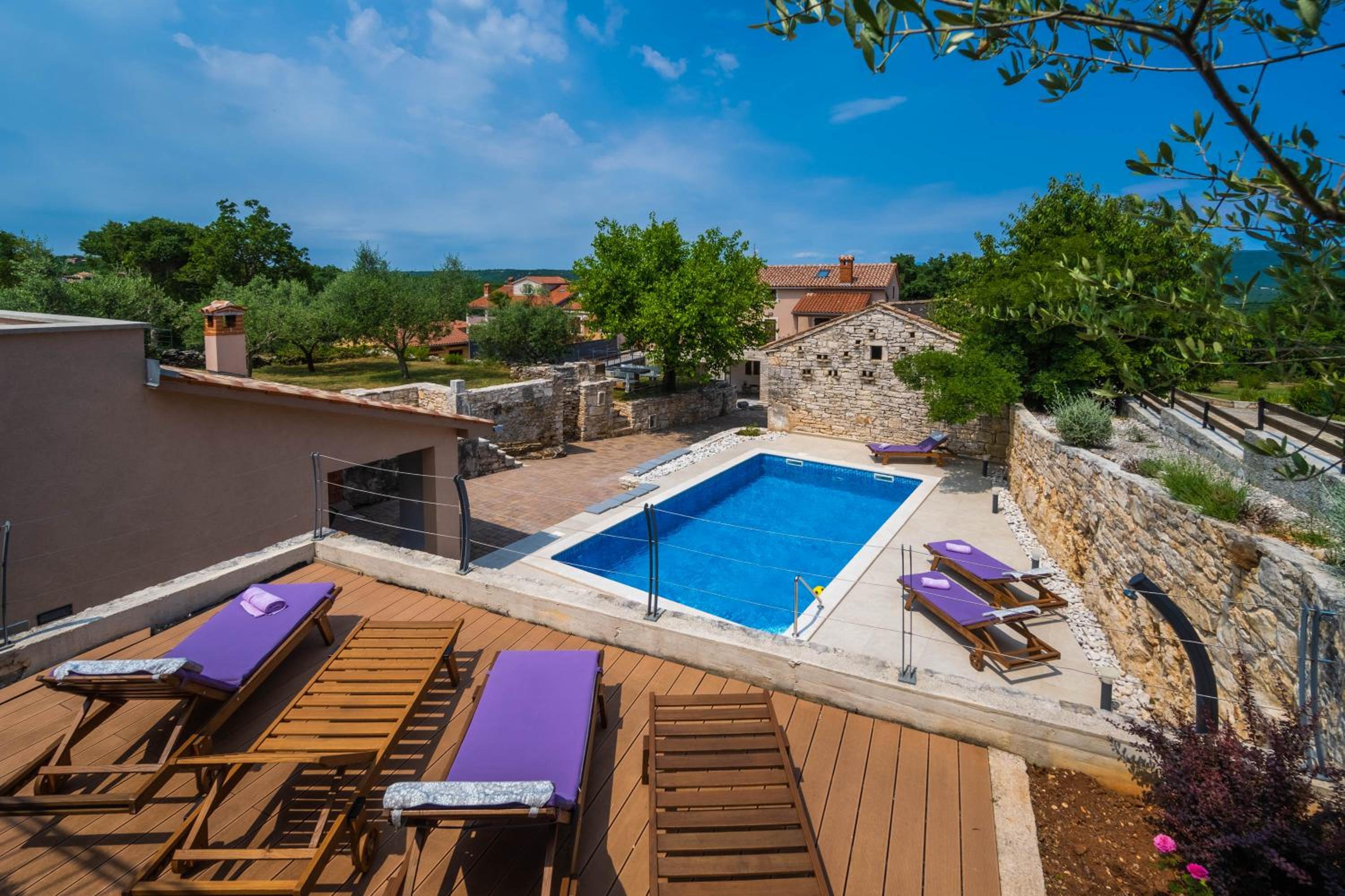 LUXURY VILLA ON SPACIOUS PRIVATE PROPERTY view 4