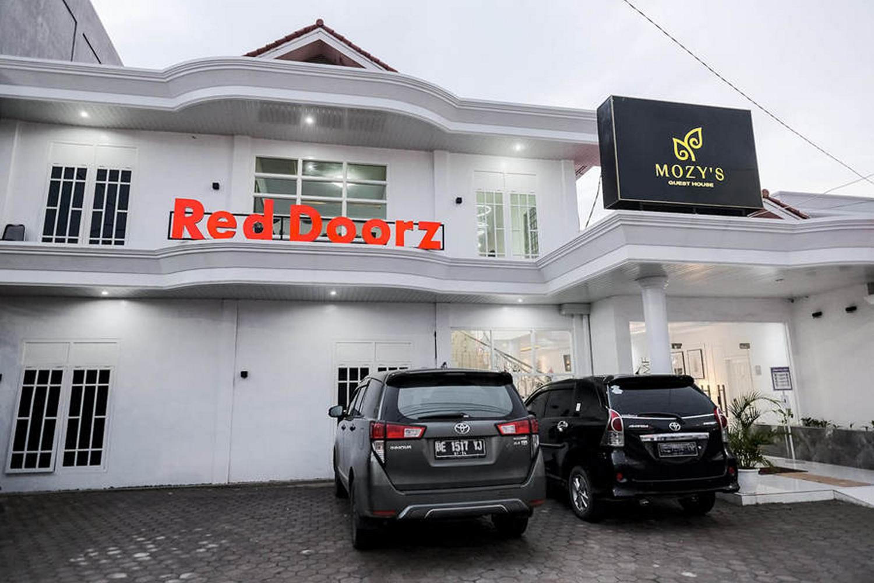 Hotel RedDoorz Plus Syariah near Museum Lampung - Image 1