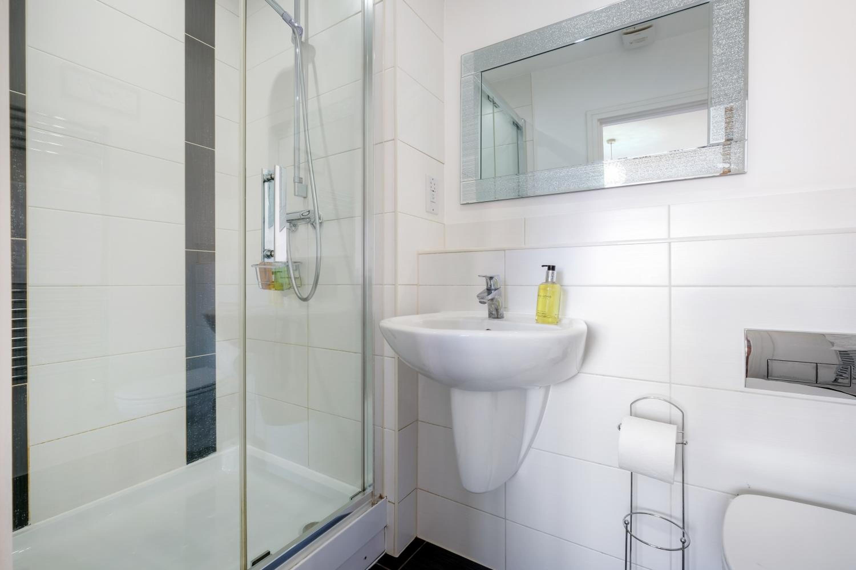 London Heathrow Living Holywell Serviced Houses - 3 and 4 bedrooms By 360stays, photo 10