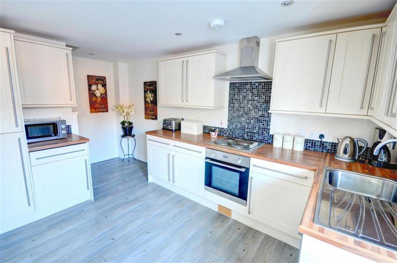 Hotties House - Two-Bed Cottage, Dog-Friendly & Off-Street Parking - view 3