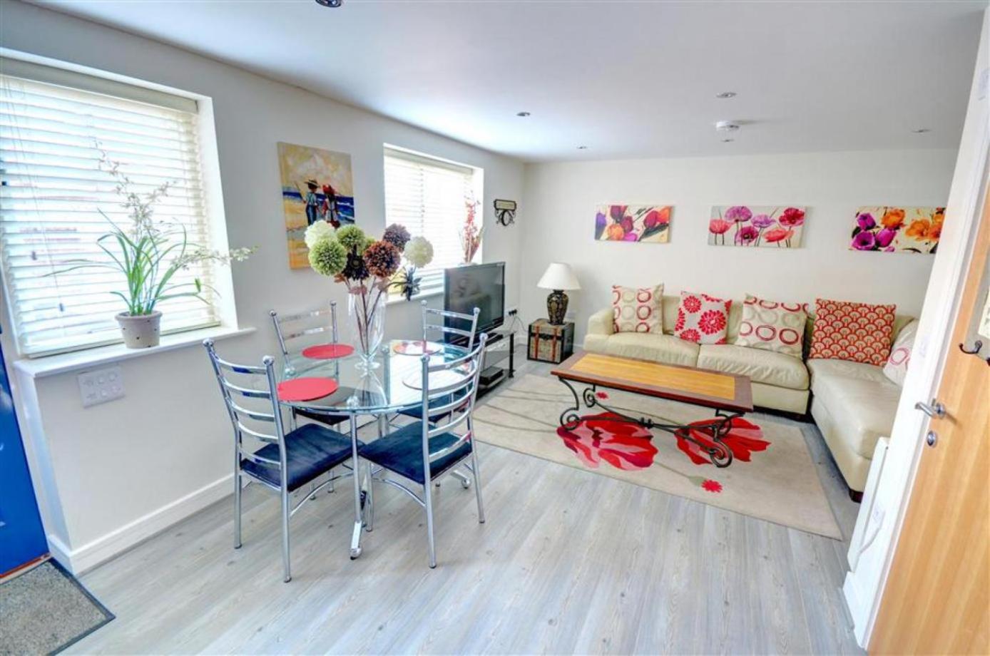 Hotties House - Two-Bed Cottage, Dog-Friendly & Off-Street Parking - view 4