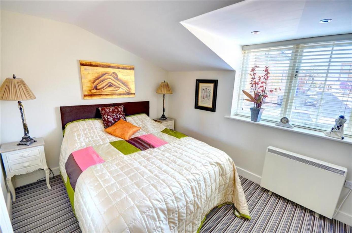 Hotties House - Two-Bed Cottage, Dog-Friendly & Off-Street Parking - view 5