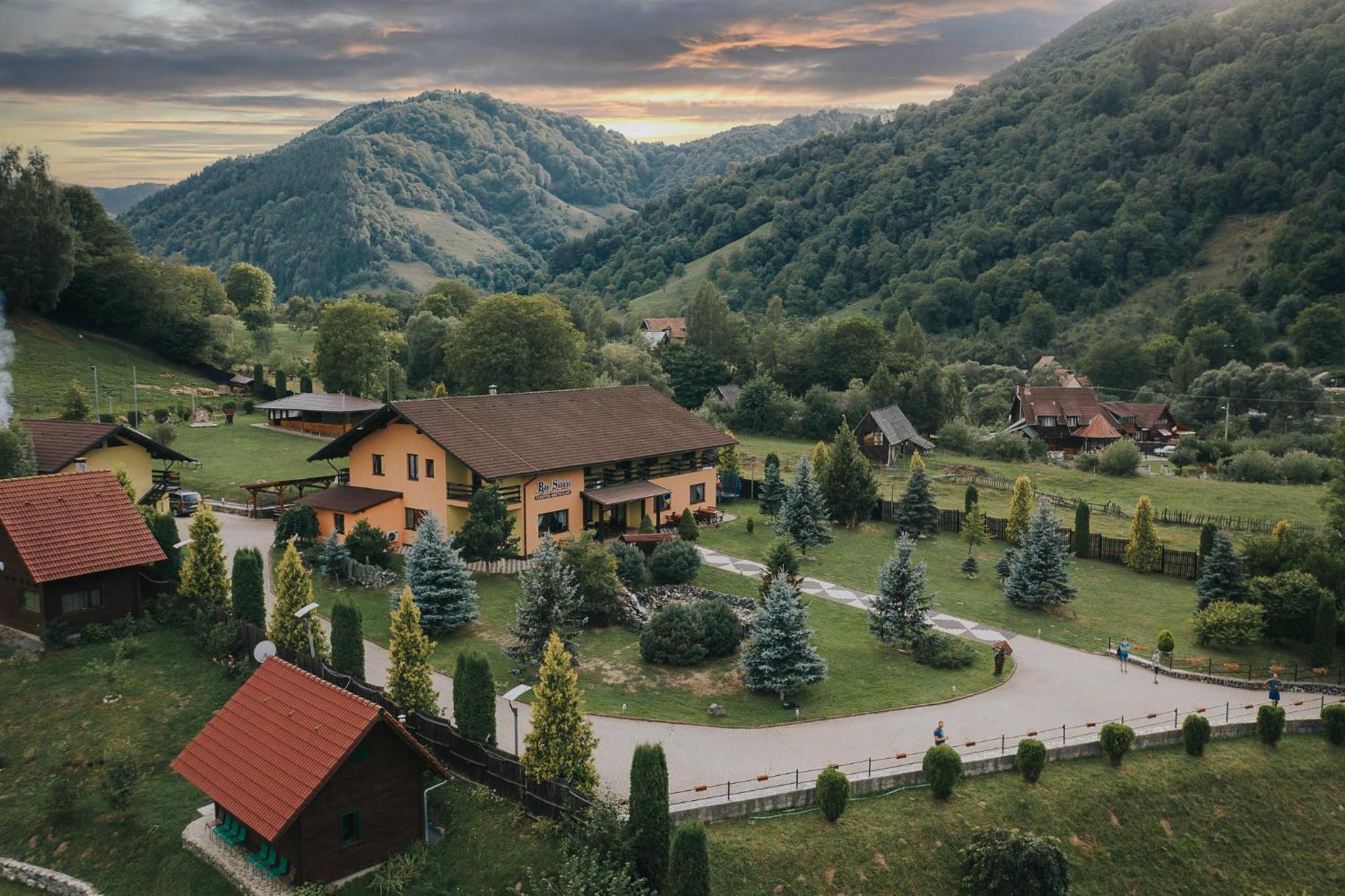 Pensiunea Rau Sadului view 4