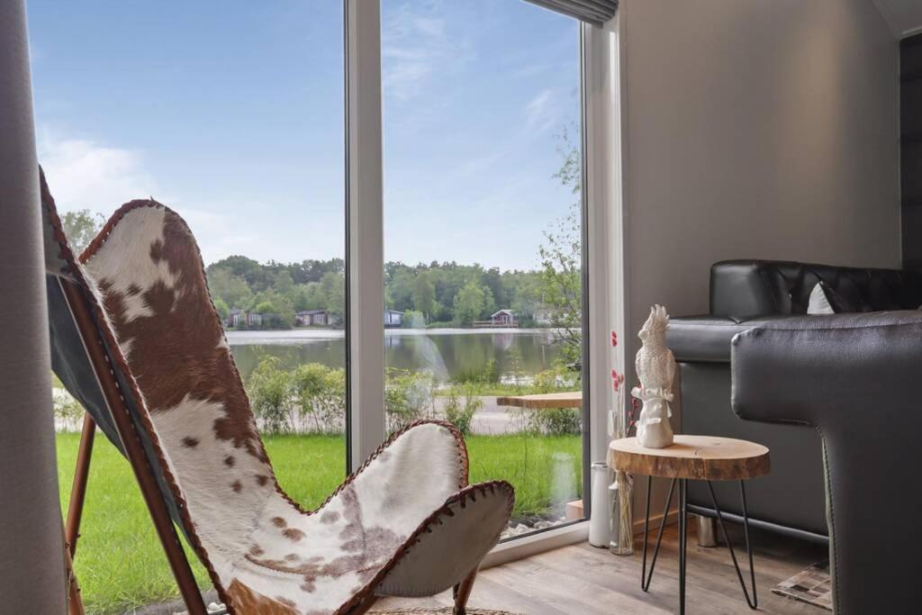Luxe chalet in Oosterwolde in FRIESLAND, op rustig park met uitzicht op meer en strandje view 5