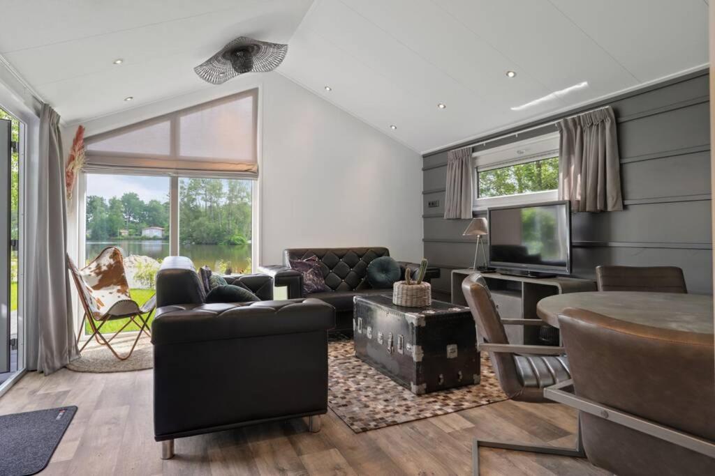 Luxe chalet in Oosterwolde in FRIESLAND, op rustig park met uitzicht op meer en strandje view 3