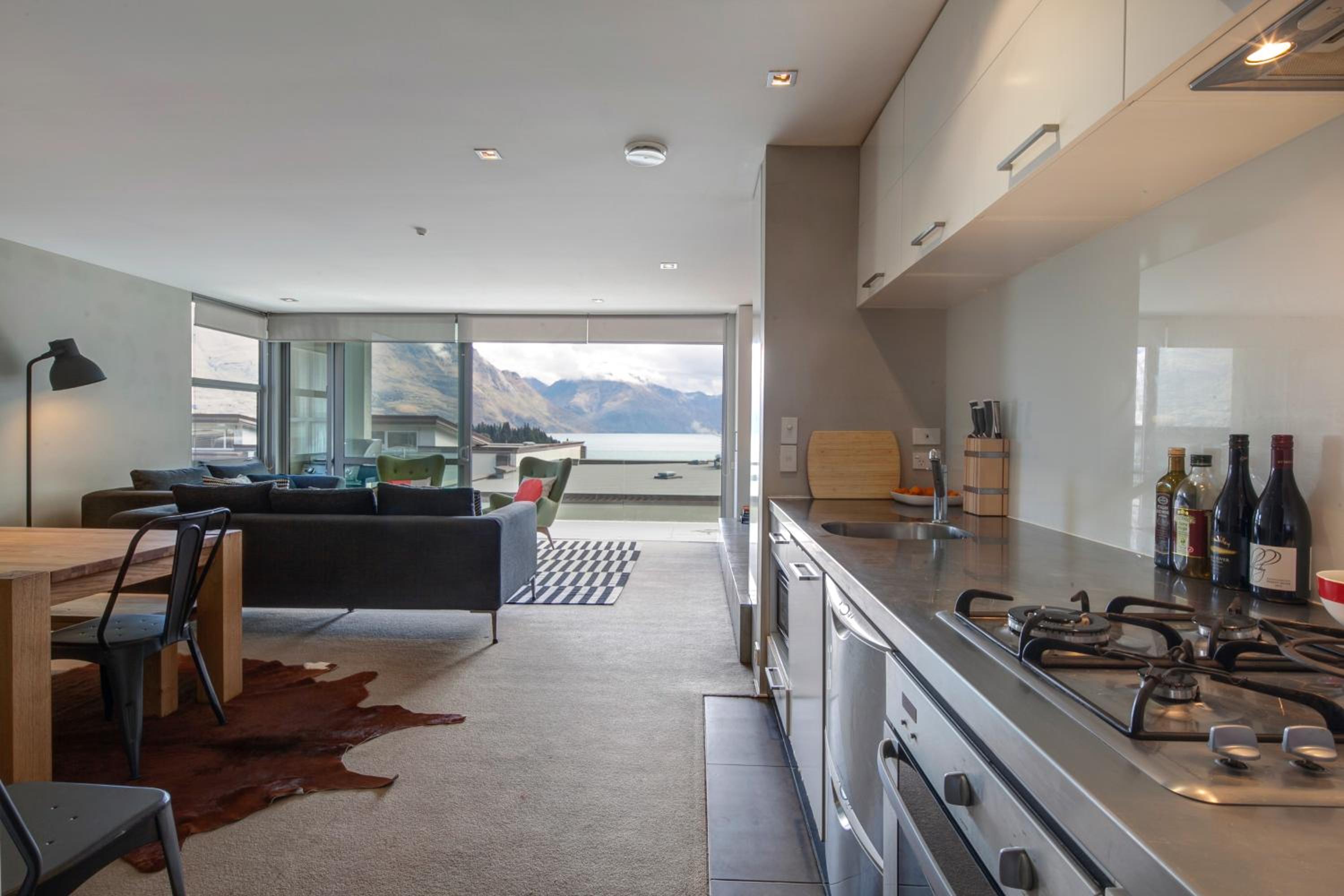 Lakeview 4BR Retreat in Central Queenstown view 3